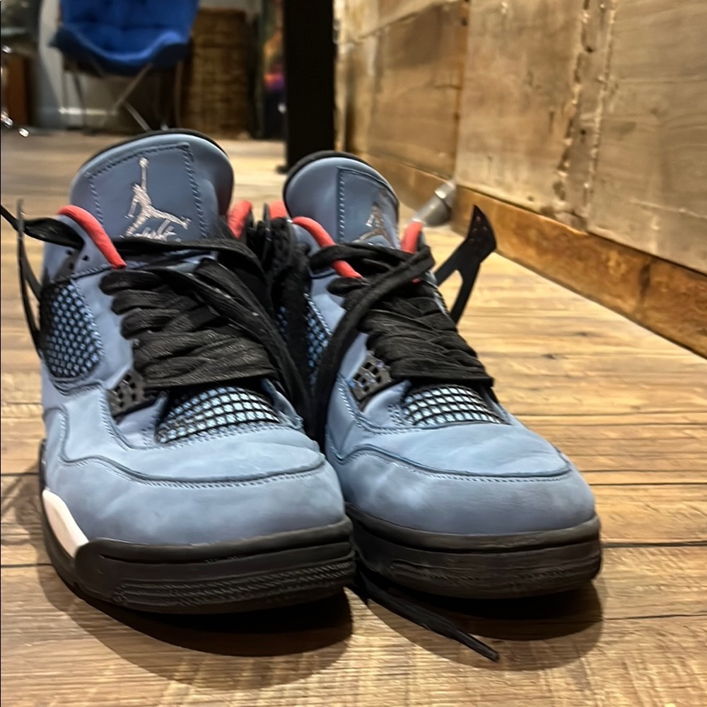 Jordan 4 x Travis Scott
